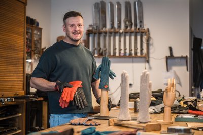Handschuhmacher Nils Bergauer bewahrt in Schneeberg ein altes Handwerk.