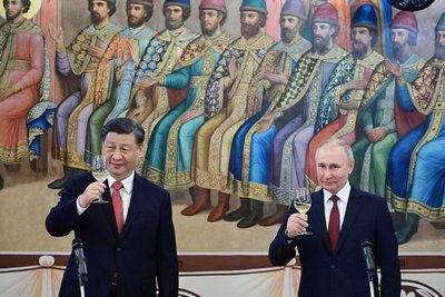 Der russische Präsident Wladimir Putin (r) und der chinesische Präsident Xi Jinping stoßen während ihres Abendessens im Facettenpalast an, einem Gebäude im Kreml.