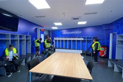 Ein Tisch in der Mitte, ein Regal mit ein paar Haken und einem Kleiderbügel für jeden Spieler, zwei Kühlschränke, an der Wand, ein Bildschirm: Die Kabine für Portugal im ersten EM-Spiel in Leipzig ist eher funktional als luxuriös ausgestattet. Der Aufwand, den die Uefa betreibt, ist dennoch riesig.