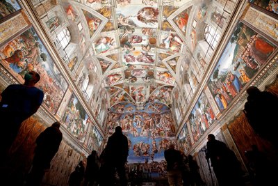Besucher bewundern die Sixtinische Kapelle in dem Apostolischen Palast anlässlich der Wiedereröffnung des Museums im Jahr 2021.