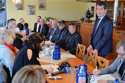 Jens Müller, Verkehrsverbund Mittelsachsen, erklärte das ÖPNV-Angebot Vertretern aus Politik und Hotellerie. 