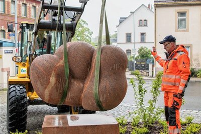 Per Radlader wurde die Skulptur im Mai 2019 wieder an ihren Platz gehoben. Weichen musste sie, weil Bauarbeiten erfolgten.