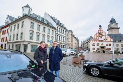 Die Stadträte Rico Kusche und Eric Holtschke hatten mit ihren Vorschlägen Erfolg: Die Stadtverwaltung will mehrere Maßnahmen in die Wege leiten, um die Raserei am Altmarkt zu reduzieren.