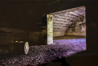 Eine besondere Rolle spielen in vielen Arbeiten grafische Strukturen und die Wirkung des Lichtes, so wie bei diesem 2014 entstandenen Foto „Renaturierungsvorhaben Betonklotz.