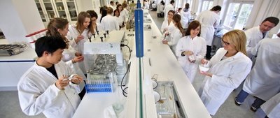 Praktika wie hier in einem Labor der Universität Leipzig gehören für Studenten zur Ausbildung. Nicht immer aber gibt es dabei Geld.