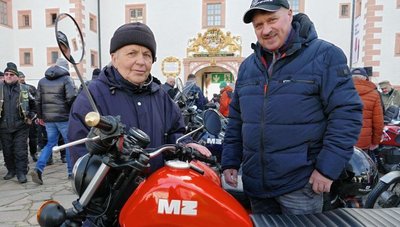 Im Schlosshof trafen sich viele alte Bekannte - zum Beispiel Jürgen Lenk (links) aus Zschopau und der Marienberger Bernd Kleditzsch.