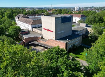 Das verwaiste Chemnitzer Schauspielhaus wird beim Kunstfestival "Begehungen" zu einer temporären Galerie für zeitgenössische Kunst (Archivbild)