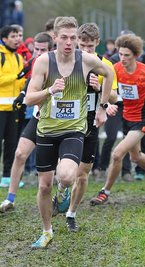 Tom Förster tritt in Sonsbeck die Flucht nach vorn an. Der 19-Jährige absolviert bis zu 140 Trainingskilometer pro Woche. 