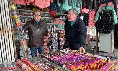 Klaus Thiele (l.) und Roland Friedrich auf der Suche nach Feuerwerk. Illegale Pyrotechnik kam ihnen aber nicht in die Tüte. 