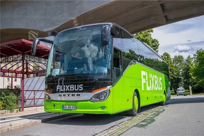 Ein Bild aus der Vergangenheit: Ein Fernbus des Anbieters Flixbus macht einen Stopp in Aue. Der ist nun gestrichen. 