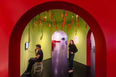 Ohne Scheu: In der Ausstellung sind Sorgentelefone installiert, die Besucher ausprobieren können.