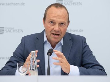            Wolfram Günther (Die Grünen), Umwelt- und Agrarminister von Sachsen, spricht auf einer Pressekonferenz.