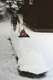 Mit Kufen hatte es Julia Taubitz bereits als Fünfjährige. Im übertragenen Sinne wurde sie von Bruder Tony sogar in die Spur gesetzt. Vielleicht startet sie ja noch eine Karriere im Bob. Das hat bei Oberwiesenthaler Rodlern ja bereits sehr erfolgreich funktioniert. 
