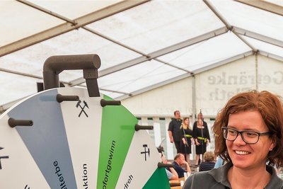 Kristin Hängekorb vom Welterbeverein beantwortete am Glücksrad Fragen zur Montanregion.