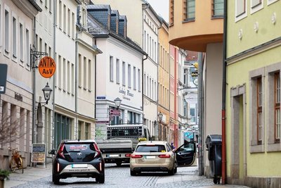 Vor dem Ärztehaus an der Straßberger Straße kommt es wegen haltenden Fahrzeugen tagsüber oft zu Behinderungen.