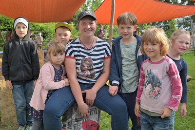 Im Bild Erzieherin Annabell Dietel (Mitte) - hier mit Kindern aus dem Waldkindergarten.