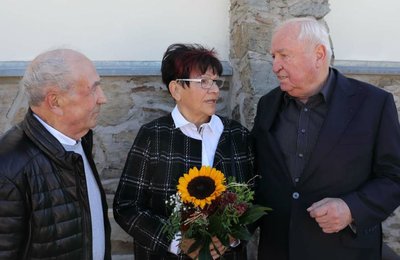 Siegfried und Bärbel Beyer (v.l.) zusammen mit Markus Beyers früherem Boxtrainer Ulli Wegner.