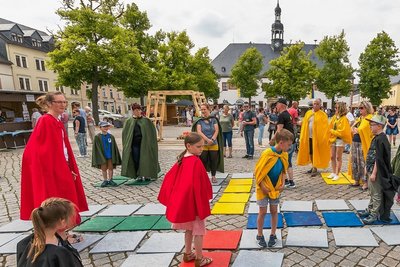 Beliebt bei den Kindern war auch das Bergmann-Mensch-ärgere-dich-nicht. An den weiteren Stationen auf dem Marktplatz in Marienberg konnten sie Mineralien bestimmen und einen Deutschen Türstock aufbauen.