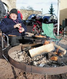 Wie immer machten es sich viele Biker am Lagerfeuer gemütlich.