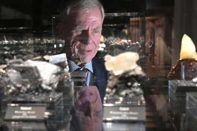 Stiftungsratsvorsitzender Professor Georg Unland mit seinem Lieblingsobjekt, einem Bleiglanz aus Sweetwater (USA), in der Terra mineralia in Freiberg.
