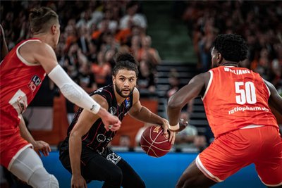 Kaza Kajami-Keane am Ball. Der Spielmacher überzeugt durch seine Wurf- und Dribbelstärke und seine Übersicht. Der Kanadier spielt mitunter geniale Pässe.