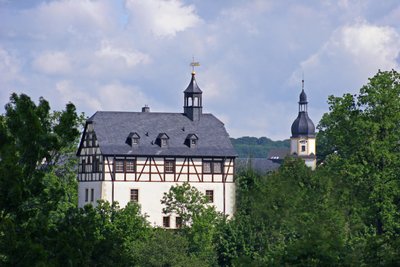 Auch das Schloss gehört zum Gutshof der Familie. Es wird aktuell Stück für Stück saniert. Dort sollen Ferienwohnungen entstehen.