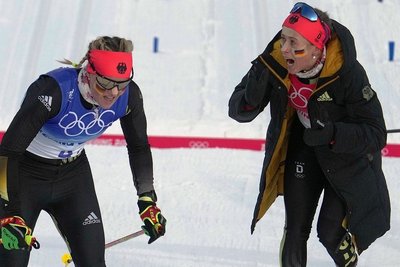 Nicht zu fassen: Katharina Hennigs Teamsprintpartnerin Victoria Carl (links) hat gerade als Erste die Ziellinie überquert. 