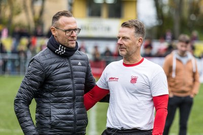 Rabensteins Trainer Ringo Delling (links) bekam für seine Arbeit nach dem Spiel Komplimente von FSV-Coach Rico Schmitt.