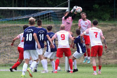 Der Meeraner SV verlor am Sonntag in der Fußball-Sachsenklasse das Derby gegen Blau-Gelb Mülsen (hier Torhüter Moritz Tomann) 0:1.