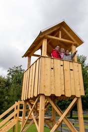 Annett und Volker Pögelt mit Enkelin Luise Benita schauten vom neuen Hochstand auf das Bärengehege. Die Chemnitzer machen gerade Urlaub an der Talsperre Pöhl. 