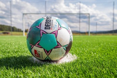 Die Fußballer des ESV Zschorlau freuen sich über ihren neuen Kunstrasenplatz.