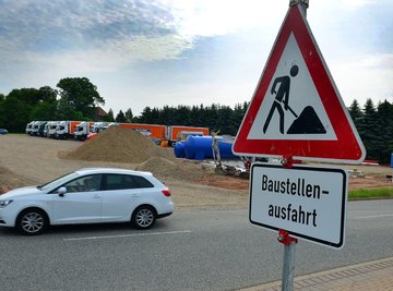 Im Industriegebiet Dittersbach wird gebaut. Laut Stadtverwaltung Frankenberg hat das Unternehmen Reifen-Franz eine Genehmigung dafür. Nachbar Amazon darf noch nicht loslegen. Die Genehmigung steht aus. 