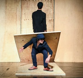 Tanz, Theater, Zirkus - in der Performance "How Things Go" des Duos Felix Baumann und Sean Henderson mischen sich die Genres. Zwei sture Clowns mit großen Plänen, ausgesetzt den Tücken des Objekts. 