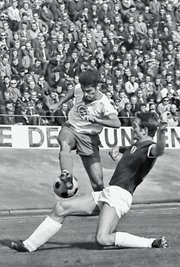 Das Archivfoto zeigt Dieter Leuschner (links) in einem Oberliga-Heimspiel im Zweikampf mit dem Auer Bernd Bartsch. 