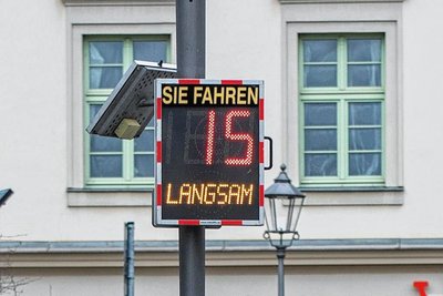 Ein Tempomessgerät weist Autofahrer auf die Geschwindigkeit hin.