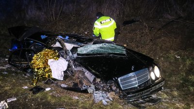 Bei einem Unfall auf der A 72 bei Zwickau Ost wurden zwei junge Menschen schwer verletzt.