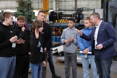Christian Pfaff (r.) bei einer Führung. Er fand schnell den richtigen Draht zu den jungen Gästen.