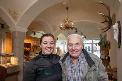 Opa Manfred Popp stellte den Betrieb auf ökologische Landwirtschaft um. Noch immer ist der Senior ein guter Berater für Alice Göhler.