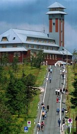 Die Fichtelbergauffahrt bald nur noch für Fußgänger? In Oberwiesenthal ist ein heftiger Streit darüber entbrannt.