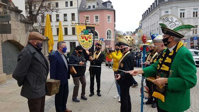 Ein kleiner Kreis hat die fünfte Jahreszeit in Plauen eingeläutet: Am Mittwoch sicherten sich Narren die Stadtkasse von Oberbürgermeister Ralf Oberdorfer (FDP). 