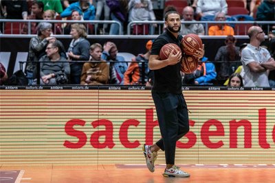 Beim Spiel gegen Göttingen war Kaza Kajami-Keane nur Zuschauer. Nach dem Sieg wurde er von der Mannschaft dennoch nach vorn geschickt, um mit den Fans zu jubeln. „Das war eine tolle Geste der Jungs“, sagt er.