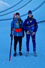 Die Kombinierer Matti Ebell (l.) und Arne Hohlfeld präsentieren ihre Medaillen nach dem Deutschlandpokalwettkampf in Seefeld.