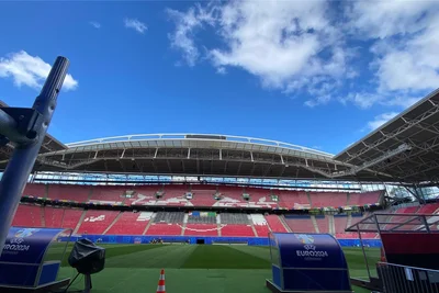 Gänsehaut schon ohne Zuschauer: der Blick der Spieler beim Einlaufen ins Stadion.