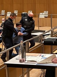 Hinzugerufene Polizisten trugen den Stadtrat aus dem Saal. 