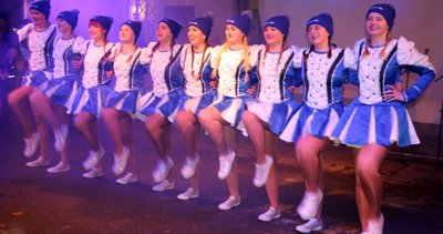 Die Mühltroffer Gardemädchen bezauberten vor dem Schützenhaus mit Charme, Tanz und kecken Pudelmützen. 