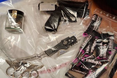 Die Polizei stellte unter anderem Schlagring, Schreckschusspistole und Böller sicher.