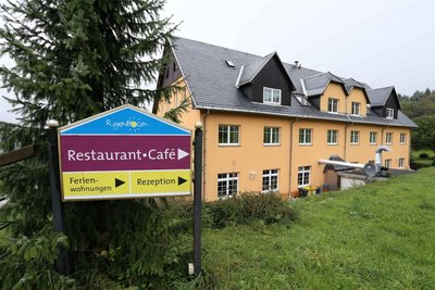 Errichtet wurde das Hotel Ahornberg im Jahr 1995 für umgerechnet rund 4 Millionen Euro.