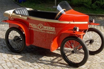 Das Mollmobil aus dem Jahre 1925 ist eine große Seltenheit. Hergestellt wurde dieses Kleinstautomobil, in dem zwei Personen hintereinander sitzen konnten, in Chemnitz. Der Motor stammt von DKW.