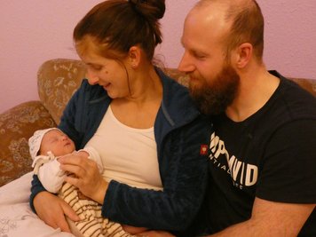 Weihnachtsbaby Emma wog bei der Geburt 2940 Gramm und ist 48 Zentimeter groß. 