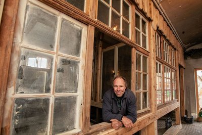 Thomas Meßmeringer ist in den Handwerkerhöfen in der Elsteraue Hausmeister und die kreative Seele rund um den Bau. Seit mehr als sechs Jahren engagiert er sich vor Ort. Aus den alten Fenstern des Neuen Rathauses konstruierte und baute er unter anderem diesen Raumteiler, der zwei Werkstätten voneinander abtrennt. 